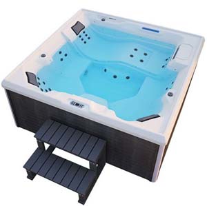 Langtextfoto-Outdoor-Whirlpool-Big-Stream