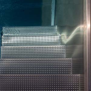 Langtextfoto-Treppe-Edelstahlbecken